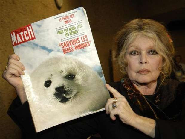 Foto de arquivo mostra a atriz francesa Brigitte Bardot segurando revista com apelo sobre proteção animal Foto: Denis Balibouse / Reuters