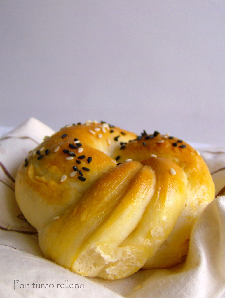 Pan turco relleno