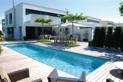 im pool abtauchen