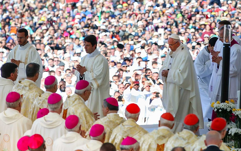 Papa Francisco, celebra missa no Santuário de Nossa Senhora de Fátima (Foto: Paulo Cunha / Pool / via AP Photo)