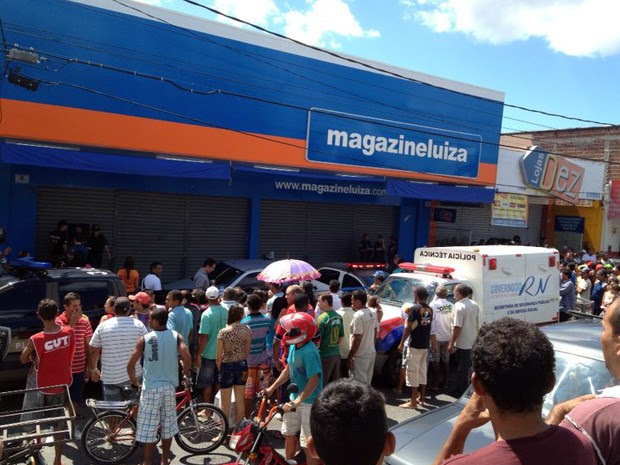 Troca de tiros aconteceu na loja da Magazine Luiza na avenida Tomaz Landim, na Zona Norte de Natal (Foto: Luiz Beserra/Inter TV Cabugi)