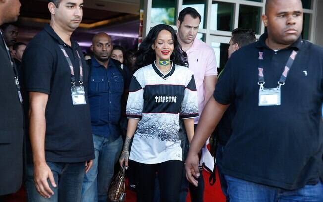 Com bandeira do Brasil pintada no pescoço e nome de Pelé no rosto, Rihanna deixa hotel a caminho do Maracanã, palco da Final da Copa do Mundo