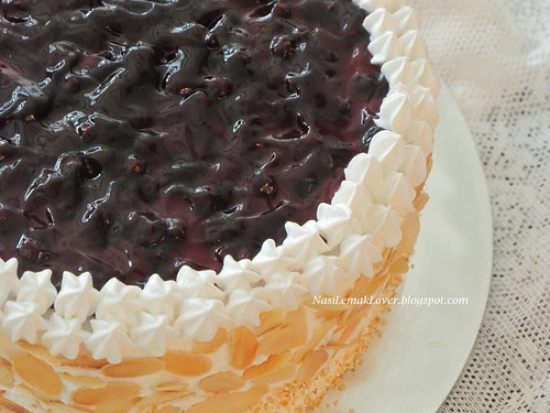 Cotton cheesecake with blueberries filling