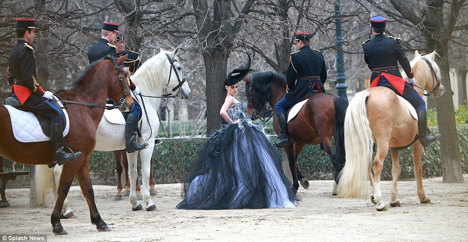 Kirsten Stewart posa em Paris congelamento para o renomado fotógrafo Mario Testino.  Normalmente utilizado para o visual tomboy, ela conseguiu tirar o look elegante