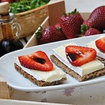 Brie, strawberries and balsamic vinegar tartines