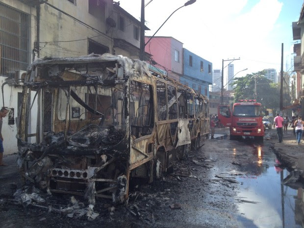 Ônibus queimado em Vale das Pedrinhas (Foto: German Maldonado/TV Bahia)
