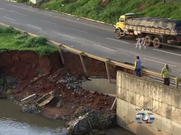 Asfalto desmoronou na Margina Botafogo próximo à ponte da Rua 301, em Goiânia, Goiás (Foto: Reprodução/ TV Anhanguera)