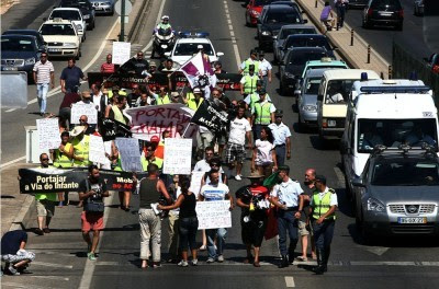 Protesto contra as portagens na Via do Infante, no Algarve,que chegou a cortar a EN125. Foto Luís Forra/LUSA. 