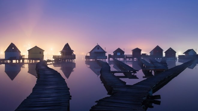 Hồ nước đẹp như tranh thu hút du khách