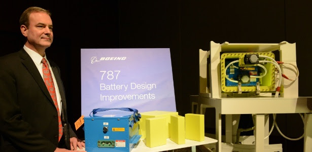 Mike Sinnett, engenheiro da Boeing, apresenta para a imprensa a nova bateria da aeronave em Tóquio