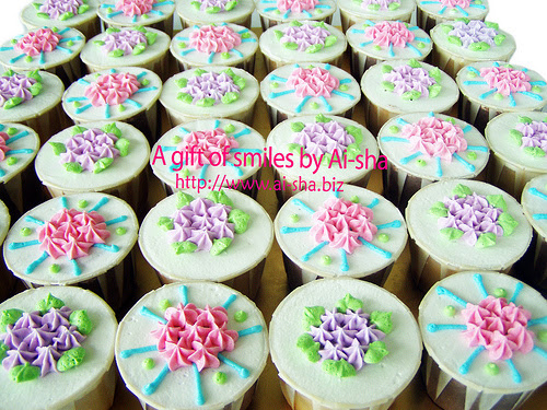 Swirl birthday cupcake design