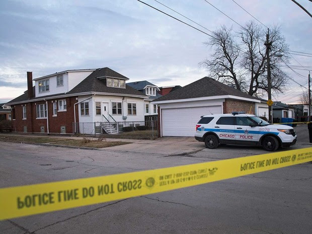 Polícia de Chicago guarda perímetro de uma casa após seis pessoas da mesma família serem encontradas mortas (Foto: Scott Olson / Getty Images / AFP)
