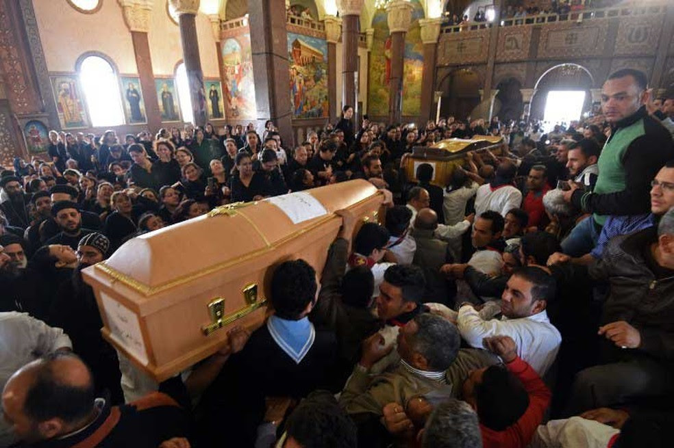 Caixões das vítimas foram levados para mosteiro após explosão em igreja cristã copta São Marcos, em Alexandria, no domingo (9) (Foto: Mohamed El-Shahed / AFP)