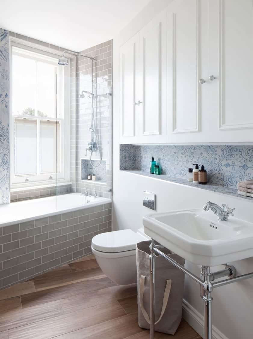 Kleine und moderne Badezimmer mit Badewanne - fresHouse