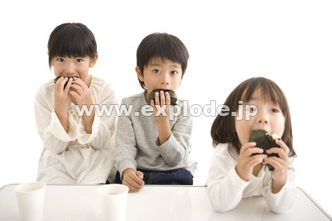 おにぎりを食べる２人の男の子と女の子 Mg Jpg 写真素材