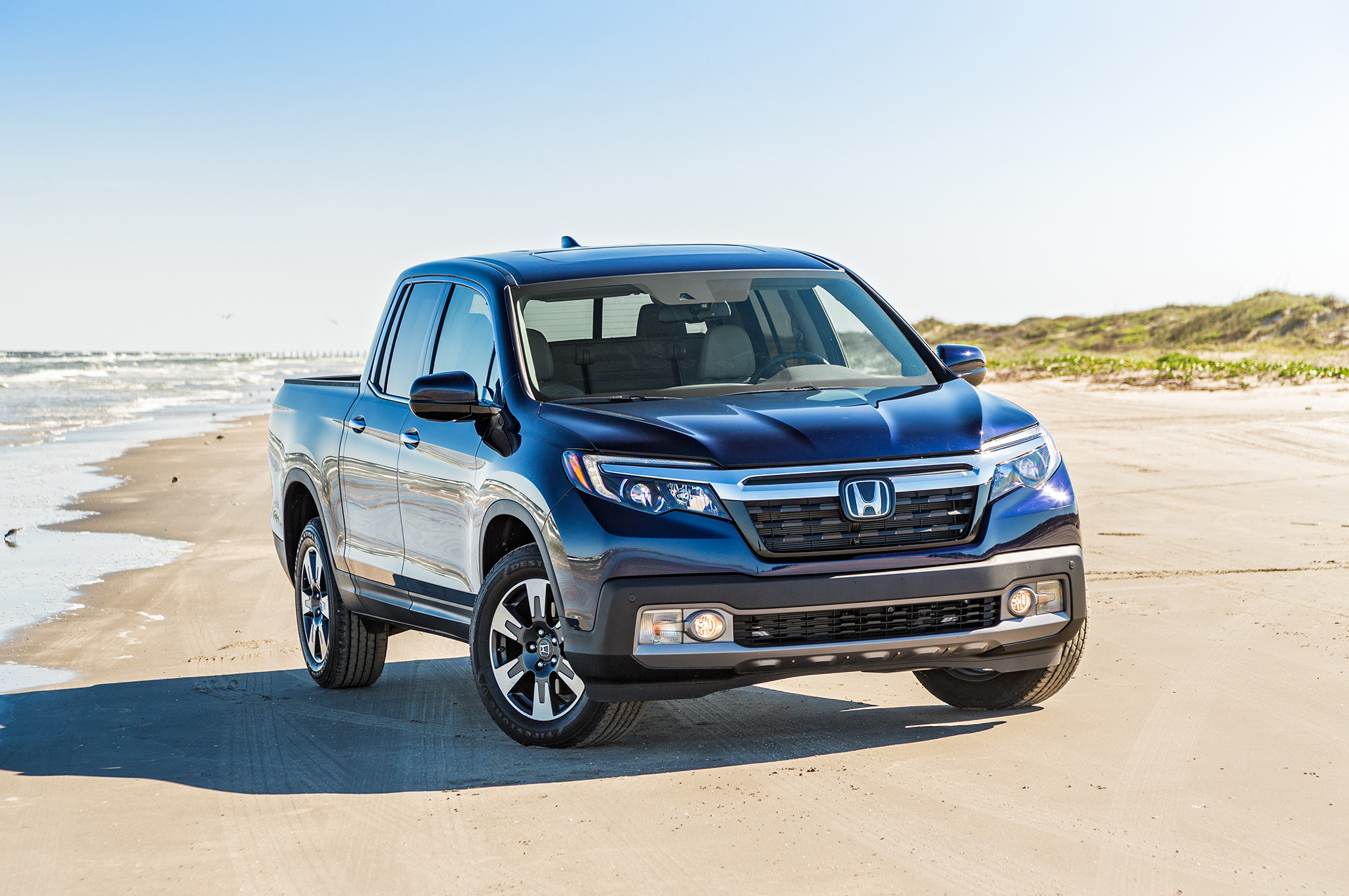 2017 Honda Ridgeline front three quarter 02 2