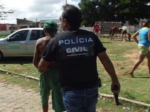 Adolescente foi apreendido e levado à delegacia pelos policiais da DEA, em Natal (Foto: Igor Jácome/G1)