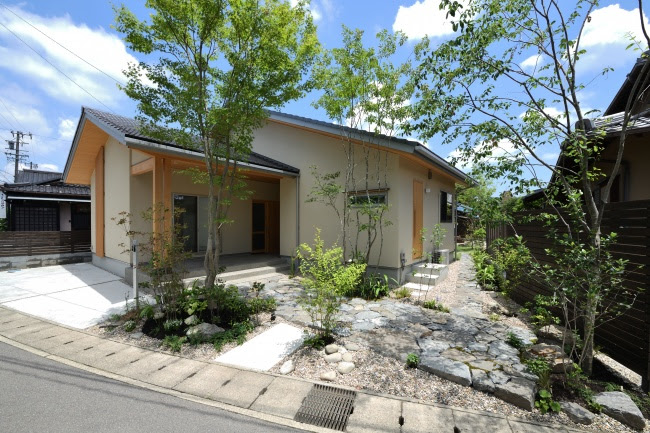 平屋の雑木の庭アプローチをダイナミックな石畳 愛知のガーデンデザイン 庭や日記３