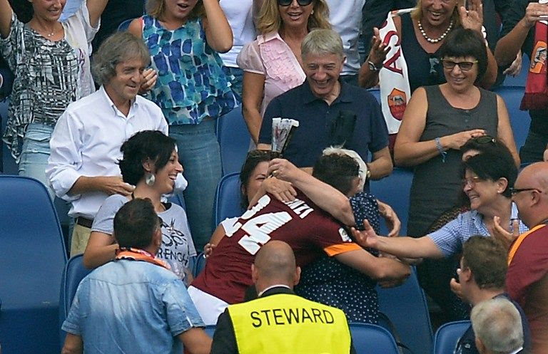 Florenzi abraça a avó de 82 anos na arquibancada do Estádio Olímpico, em Roma / Alberto Pizzoli / AFP