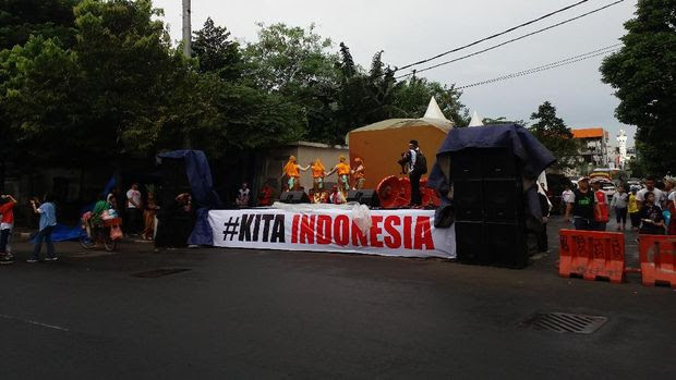 Atribut Partai Hiasi Parade Bhinneka Tunggal Ika di CFD