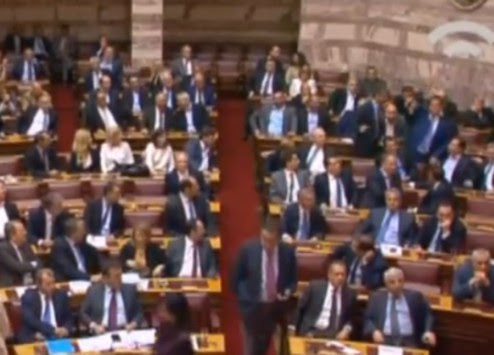Ξεχάστηκε ο Άδωνις στην ψηφοφορία - Τον σκούντηξε ο Μεϊμαράκης - ΒΙΝΤΕΟ