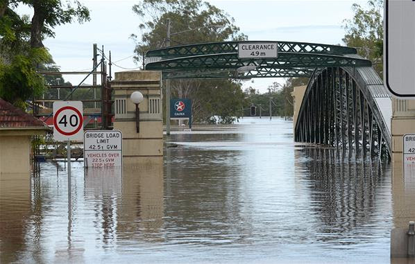 Tingginya air menyebabkan jembatan Jembatan sungai Burnett tertutup oleh luapan sungai di Bundaberg, Queensland, Australia, 28/1.