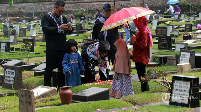 Jelang Puasa Banyak Makam Didatangi Ini Adab Dan Doa Saat