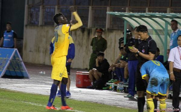  Omar Faye có hành động khiêu khích cổ động viên đội nhà. Ảnh: Trần Khánh.