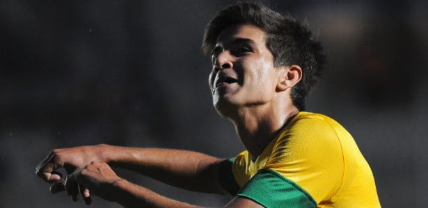 Mattheus, filho do ex-jogador Bebeto, comemora o gol de empate contra o Equador