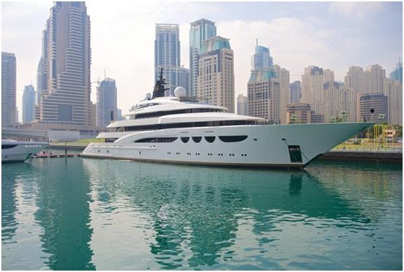 وتقدم شركة " Mala Yachts Dubai" يختيّن مميزيّن يتسع أحدهم لـ8 أشخاص بمساحة 33 قدمًا، وبتكلفة 800 درهم للشخص الواحد للساعة، بين