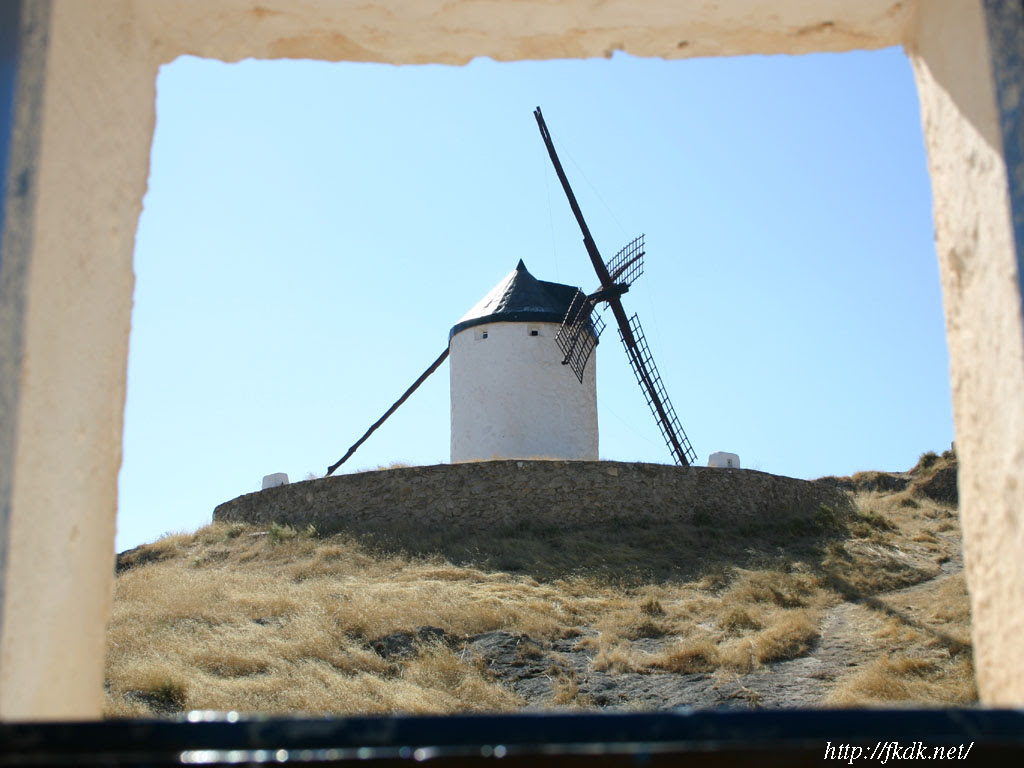 小窓からの風車の壁紙 風景写真無料壁紙
