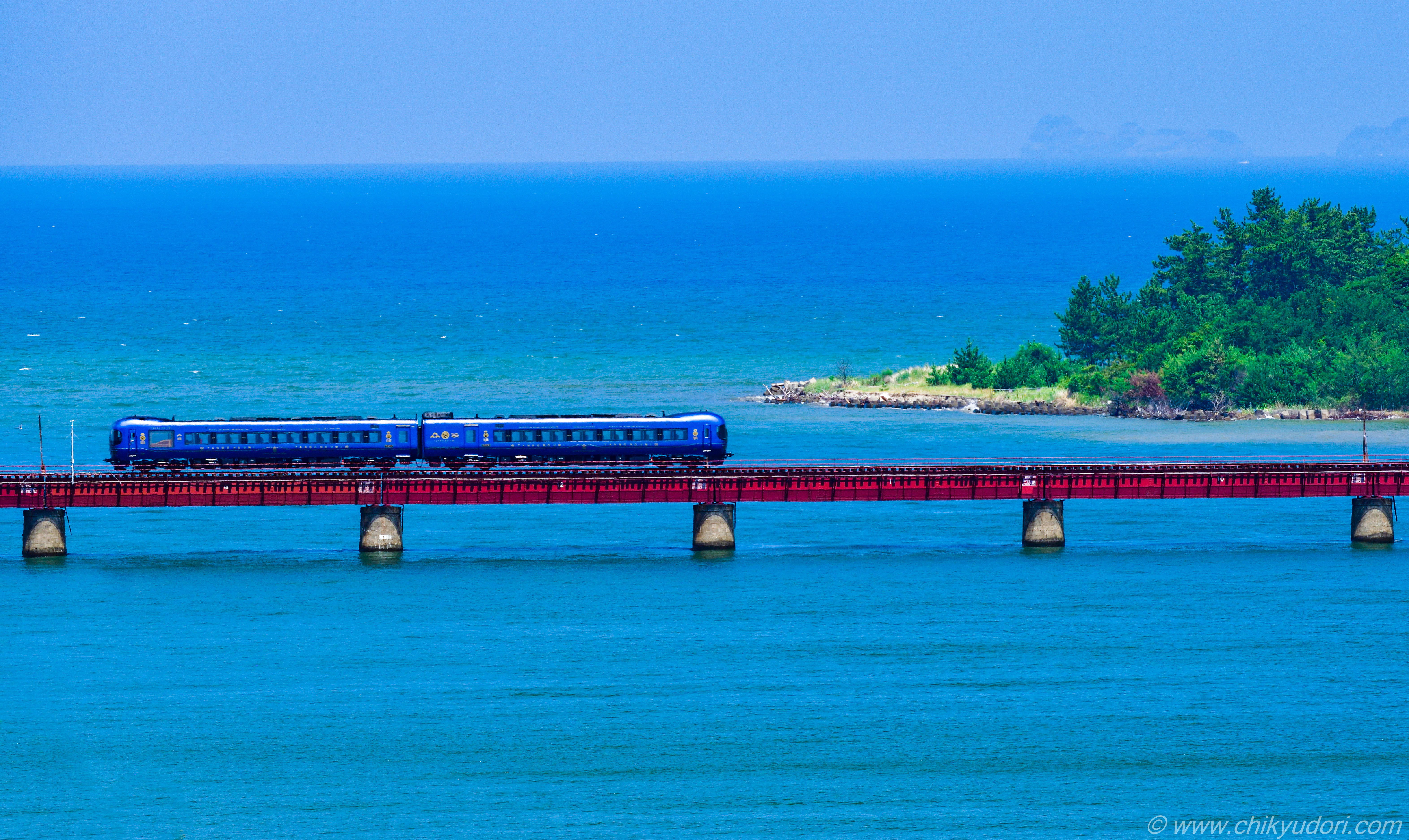 空と海の間を走る絶景鉄道 京都丹後鉄道の由良川橋梁 くろまつ あかまつ号と丹後の海 ドローン空撮 地球の撮り方