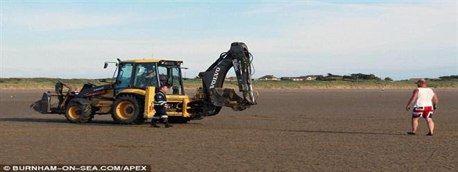 انقاذ سيارة من على الشاطئ تسبب المد البحرى فى اغراقها بالمياه