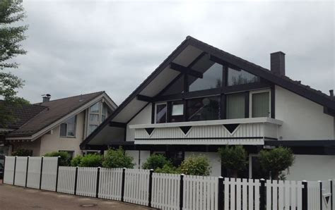 weiss schwarzes gelaender aus kunststoff