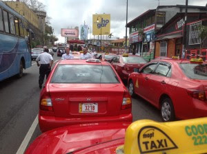 Taxistas protestan hoy en diferentes puntos del país. CRH