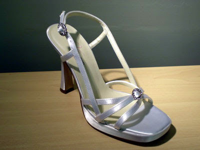Canadian Shoe Store on See Anyway That S Just Too Much For Most Canadian Brides To Spend