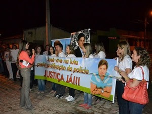 Familiares do universitário foram de Tauá (CE) para Mossoró (RN) exigir justiça (Foto: Geangelles Pinheiro/G1)