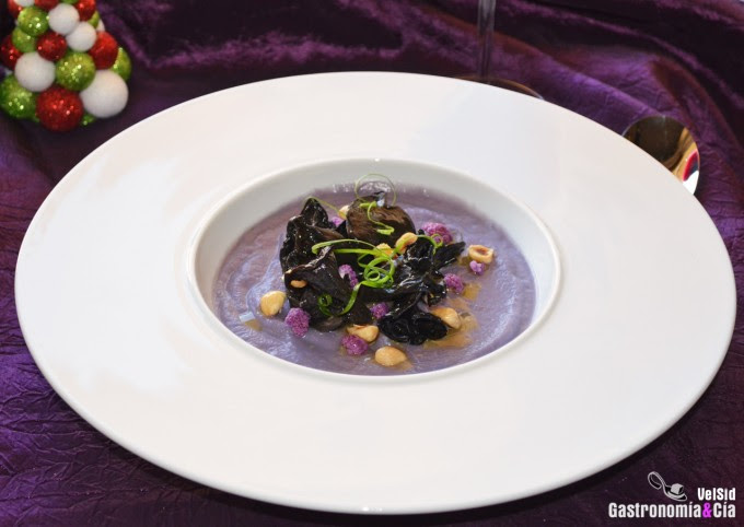 Crema de coliflor morada y trompeta de la muerte con av