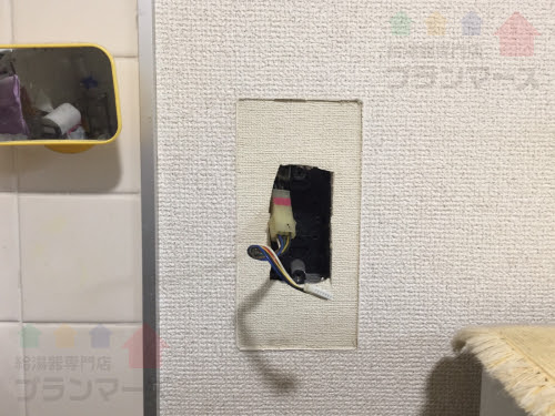 給湯器用台所リモコンの設置痕 専用プレートを使用した施工例 最新情報 給湯器交換 激安工事専門店 最大 Off プランマーズ