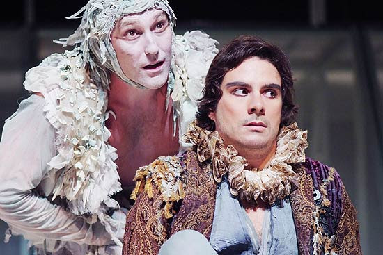 Os atores Paulo Goulart Filho e Sergio Abreu em cena de "A Tempestade", de Shakespeare, com direção de Marcelo Lazaratto