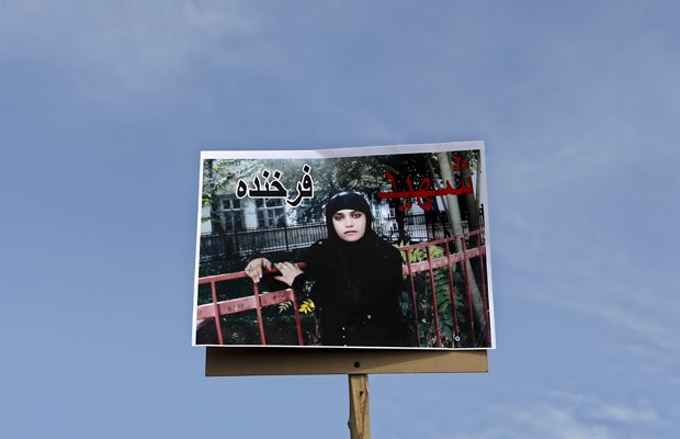 Imagem de Farkhunda é carregada em cartaz durante seu funeral em Cabul, neste domingo (22) (Foto: Mohammad Ismail/Reuters)