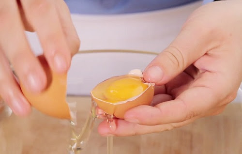 Tách riêng lòng trắng trứng gà là bạn đã có cho mình bí kíp làm đẹp da hữu hiệu