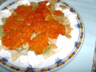 massa com molho de tomate e ricotta