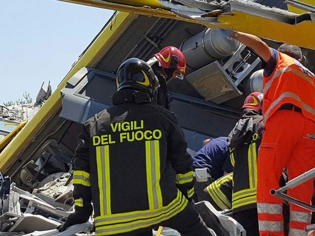 Equipes de resgate buscam sobreviventes após colisão frontal entre dois trens, no sul da Itália, nesta terça-feira (12)) (Foto: Italian Firefighter Press Office/AP)
