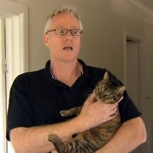 O australiano Matt Clayton diz que sua gata, Tilly, adotada de um abrigo, miava sem parar olhando para o teto da casa