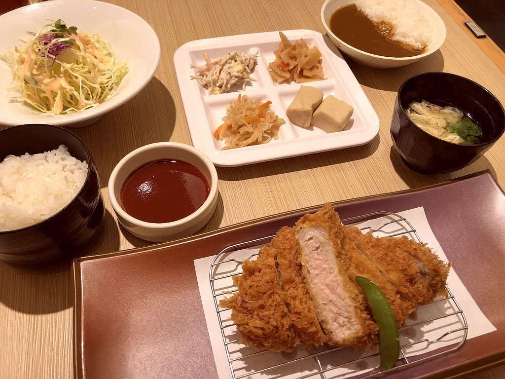 非常にクオリティの高いとんかつに人気カレー専門店のカレー食べ放題が付いたお値打ちすぎるご膳 天王寺 粋花kykてんのうじミオ店 Mのランチ