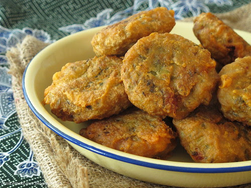 Kuih Kasturi ( mung bean fritters )