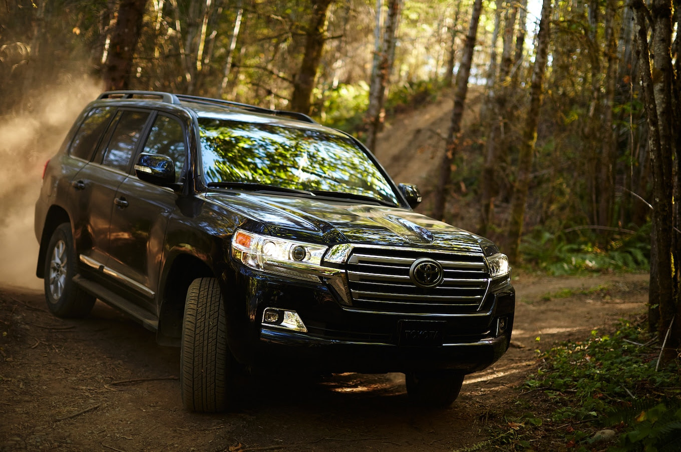 2016-toyota-land-cruiser-front-off-road-in-motion-021