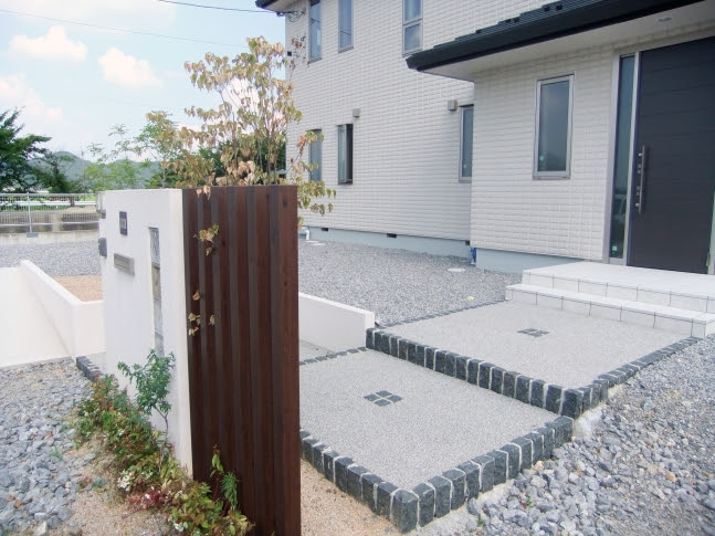 施工例おしゃれな外構 お庭の設計施工お任せ下さい 東近江市 A様邸 広い敷地を活かし スロープと階段の両方を備えたシンプルモダンエクステリア