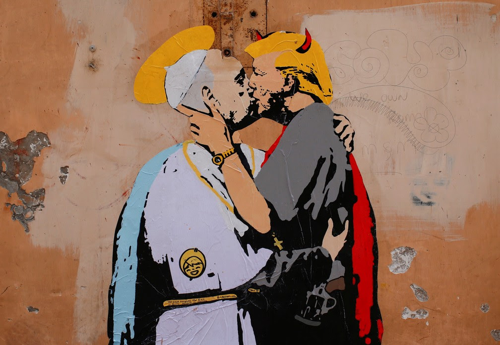 Grafite que retrata Trump e Papa Francisco se beijando gera polêmica em Roma (Foto: Tony Gentile/Reuters)